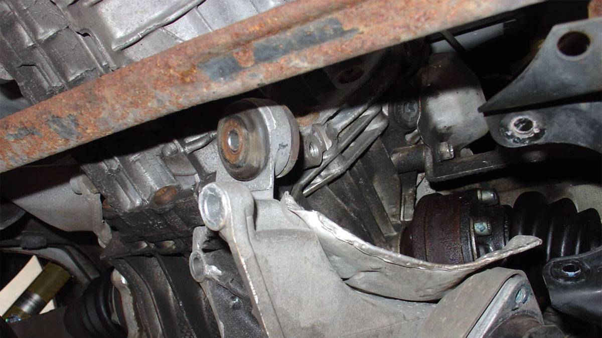 6 признаков неисправности крепления коробки передач (и стоимость замены)
